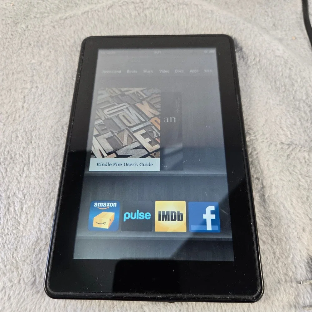Amazon Kindle Fire 1st Generation 7in Black Tablet D01400 with Charger